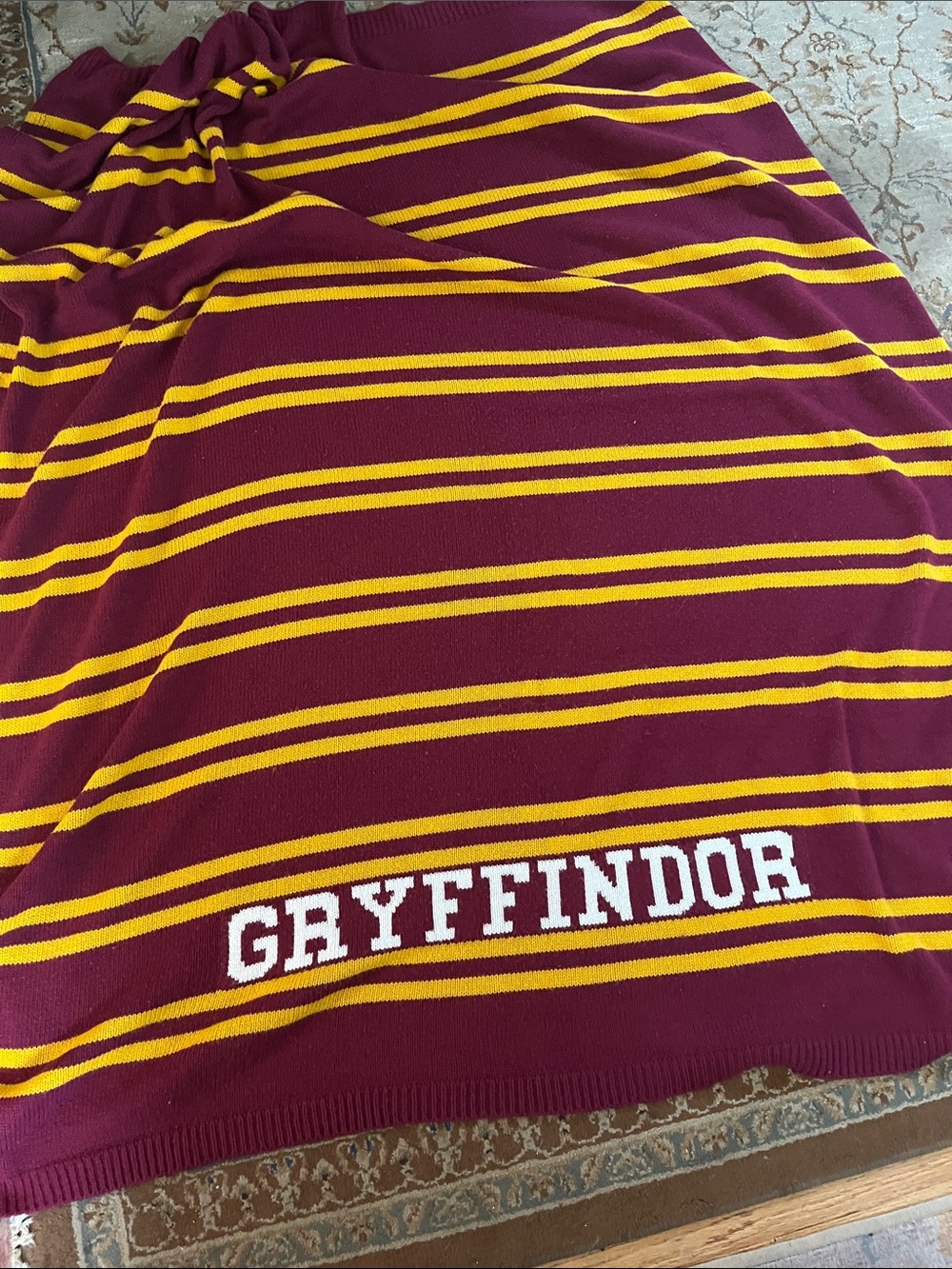 Pottery Barn Maroon, Gold & White Knit Throw Harry Potter, Gryffindor EUC 50x60”